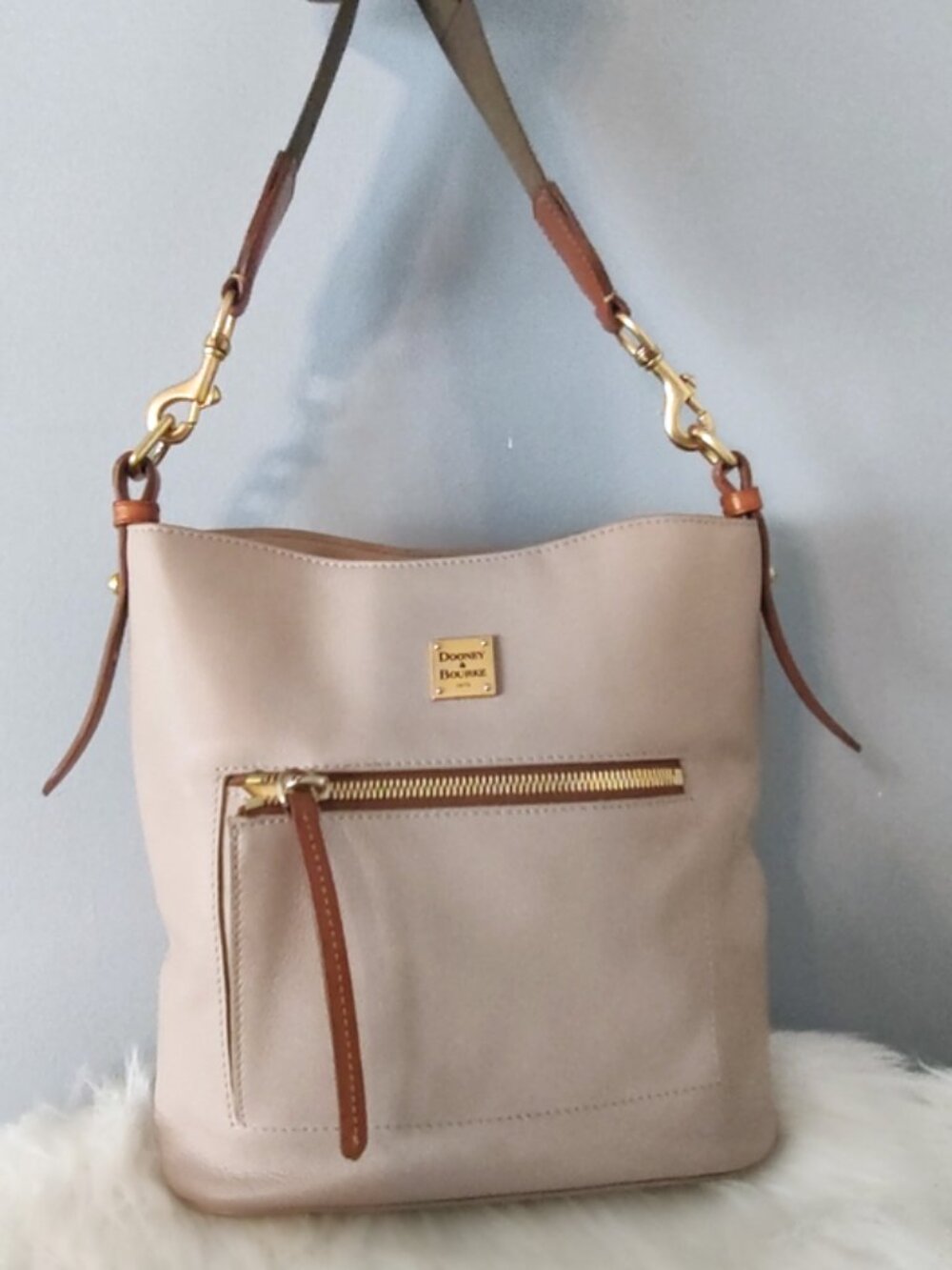 Dooney & Bourke Raleigh Roxy leather guitar strap crossbody handbag EUC